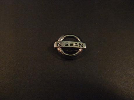 Nissan Japanse autofabrikant zilverkleurig logo